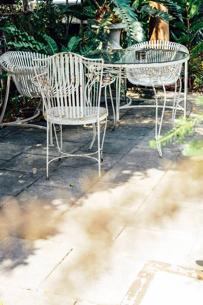 庭の古いヴィンテージ家具の詳細 — ストック写真