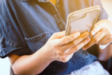 akıllı telefon kullanan kişilerin görüntüsü.