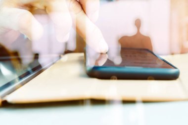 Mobil, çift pozlama ile Hands