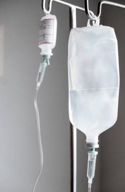 Tıbbi bakım, hastaya serum fizyolojik solüsyonu verin.