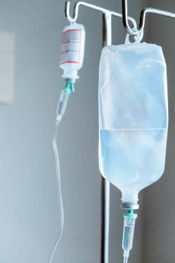 Tıbbi bakım, hastaya serum fizyolojik solüsyonu verin.