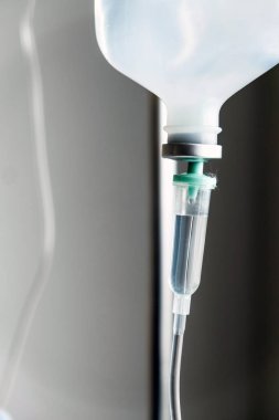 Tıbbi bakım, hastaya serum fizyolojik solüsyonu verin.