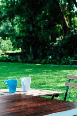 Bahçe yemeği için masa hazırlıyorum.