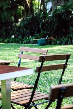 Bahçe yemeği için masa hazırlıyorum.