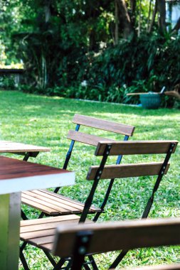 Bahçe yemeği için masa hazırlıyorum.