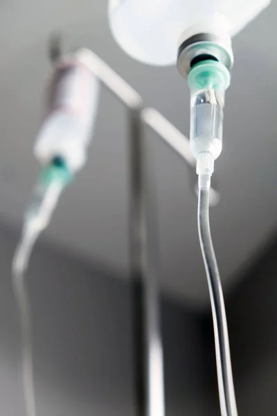 病院で患者のためのIv生理食塩液滴の閉じる — ストック写真