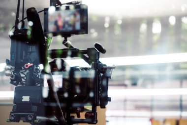 Film endüstrisi. Profesyonel kamera arkaplanı ile çekim
