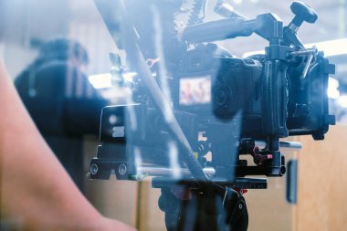 Film endüstrisi. Profesyonel kamera arkaplanı ile çekim