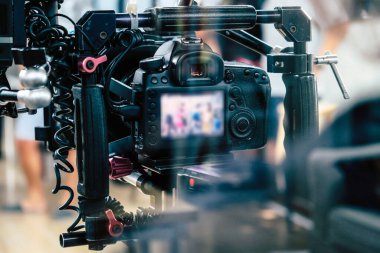 Film endüstrisi. Profesyonel kamera arkaplanı ile çekim