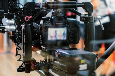 Film endüstrisi. Profesyonel kamera arkaplanı ile çekim