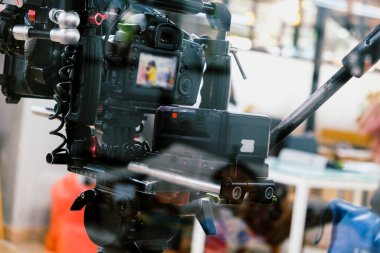 Film endüstrisi. Profesyonel kamera arkaplanı ile çekim