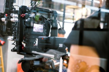 Film endüstrisi. Profesyonel kamera arkaplanı ile çekim