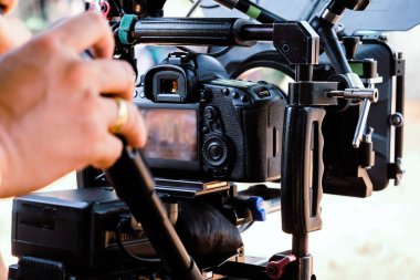 Film endüstrisi. Profesyonel kamera arkaplanı ile çekim