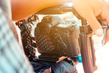 Film endüstrisi. Profesyonel kamera arkaplanı ile çekim