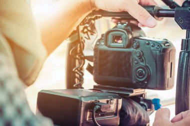 Film endüstrisi. Profesyonel kamera arkaplanı ile çekim