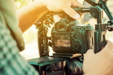 Film endüstrisi. Profesyonel kamera arkaplanı ile çekim
