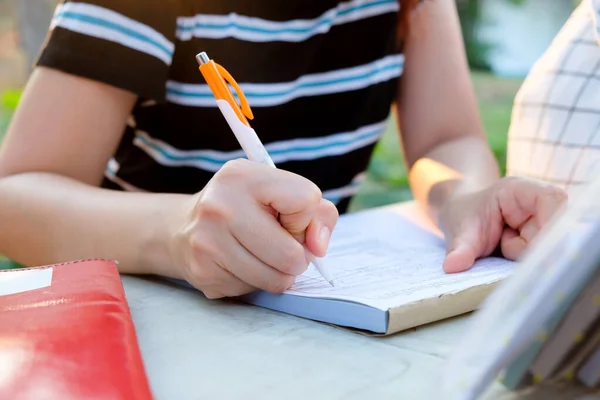 Bilanzbuchhalterin Mit Taschenrechner Und Stift Der Hand Hintergrund Der Betriebswirtschaftlichen — Stockfoto