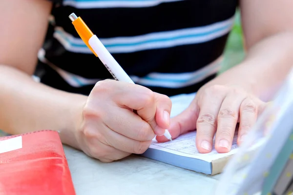 Primo Piano Mani Femminili Ragioniere Con Calcolatrice Penna Contesto Contabile — Foto Stock