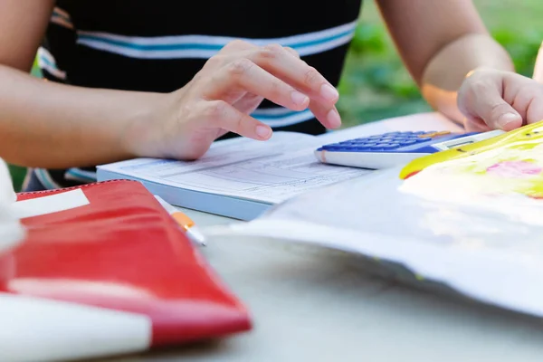 Cerrar Las Manos Femeninas Del Contador Con Calculadora Pluma Contabilidad — Foto de Stock