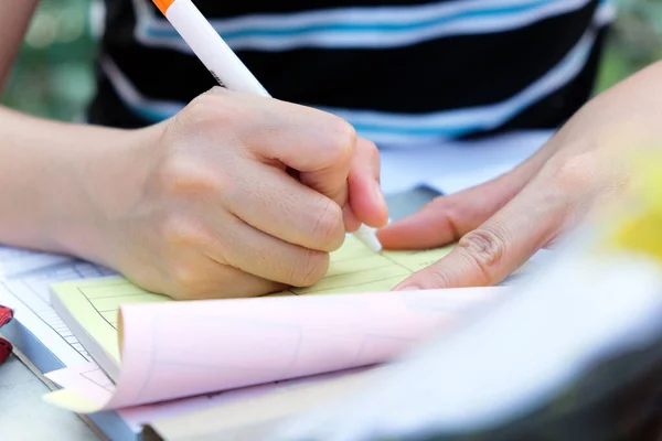 Primo Piano Mani Femminili Ragioniere Con Calcolatrice Penna Contesto Contabile — Foto Stock