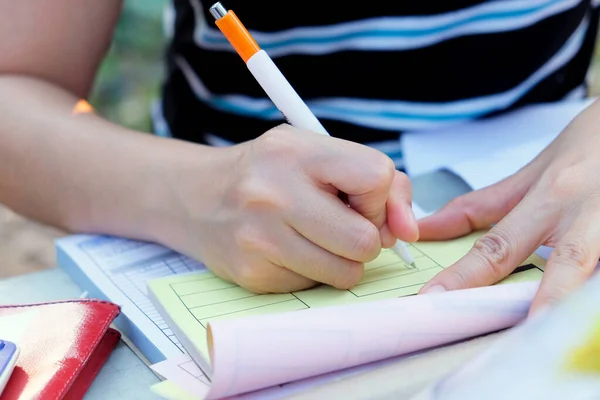 Bilanzbuchhalterin Mit Taschenrechner Und Stift Der Hand Hintergrund Der Betriebswirtschaftlichen — Stockfoto