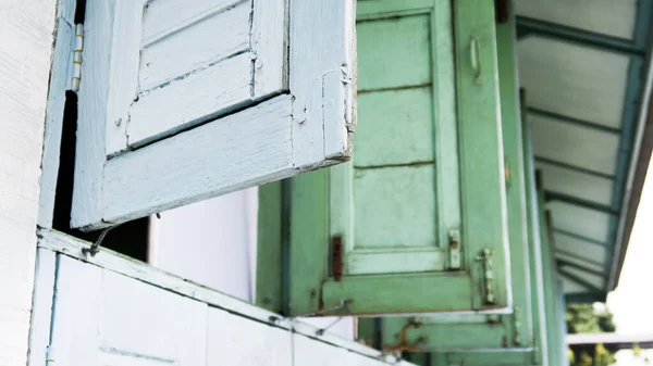 ヴィンテージ木製の家の窓 タイの伝統的なスタイルのイメージ — ストック写真
