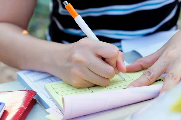 Close Van Vrouwelijke Handen Van Accountant Met Rekenmachine Pen Zakelijke Stockfoto