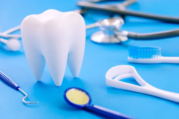牙科模型和蓝色背景的牙科设备 牙科背景的概念图像 牙科卫生背景 — 图库照片