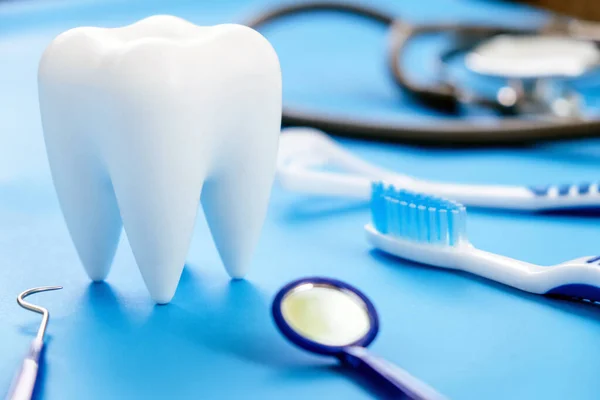 Tandmodell Och Tandläkarutrustning Blå Bakgrund Begreppet Bild Dentala Bakgrund Tandhygien — Stockfoto