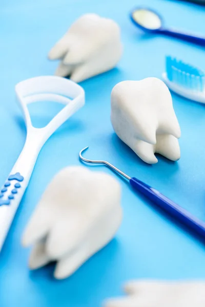 Dentalmodell Und Zahnärztliche Ausrüstung Auf Blauem Hintergrund Konzeptbild Des Zahnärztlichen — Stockfoto