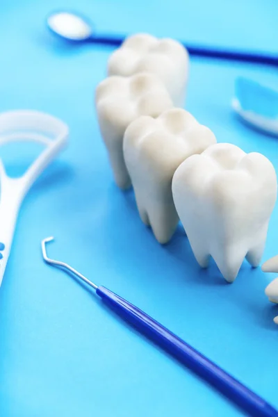 Dentalmodell Und Zahnärztliche Ausrüstung Auf Blauem Hintergrund Konzeptbild Des Zahnärztlichen — Stockfoto