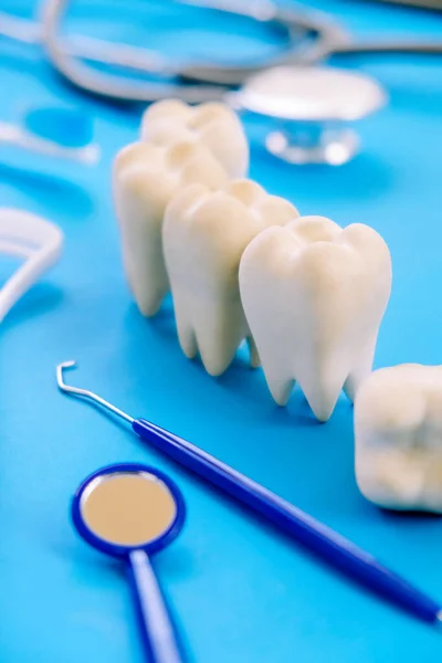 Modelo Dental Equipo Dental Sobre Fondo Azul Imagen Conceptual Fondo — Foto de Stock