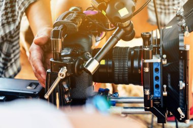Film endüstrisi. Profesyonel kamera arkaplanı ile çekim