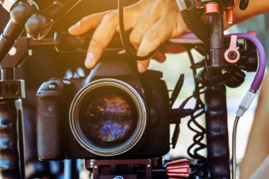 Film endüstrisi. Profesyonel kamera arkaplanı ile çekim