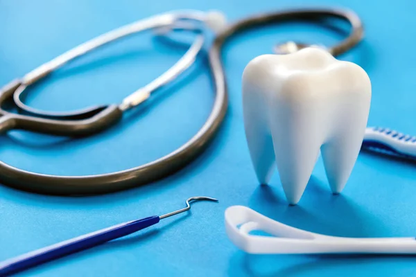 Dentalmodell Und Zahnärztliche Ausrüstung Auf Blauem Hintergrund Konzeptbild Des Zahnärztlichen — Stockfoto