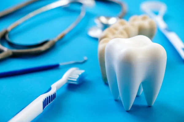 Dentalmodell Und Zahnärztliche Ausrüstung Auf Blauem Hintergrund Konzeptbild Des Zahnärztlichen — Stockfoto