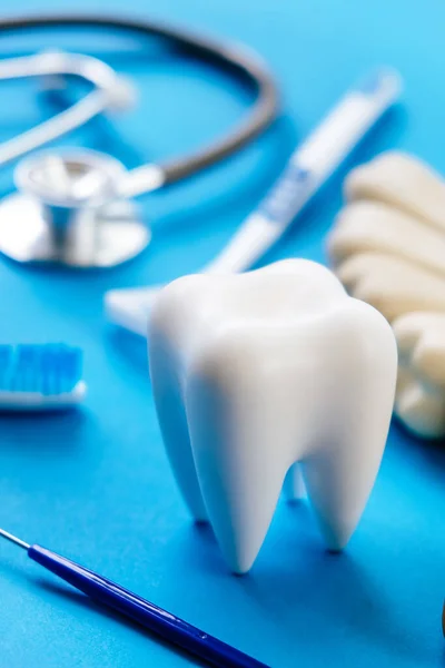 Modelo Odontológico Equipamentos Odontológicos Fundo Azul Imagem Conceitual Fundo Dental — Fotografia de Stock