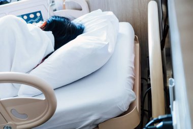 Hastane yatağındaki yaşlı hastaların görüntüleri