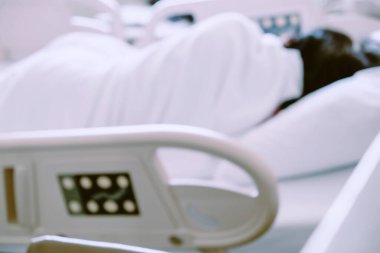 Hastane yatağında yatan yaşlı hastaların soyut bulanıklığı