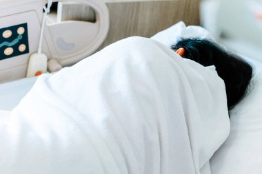 Hastane yatağındaki yaşlı hastaların görüntüleri