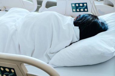 Hastane yatağındaki yaşlı hastaların görüntüleri