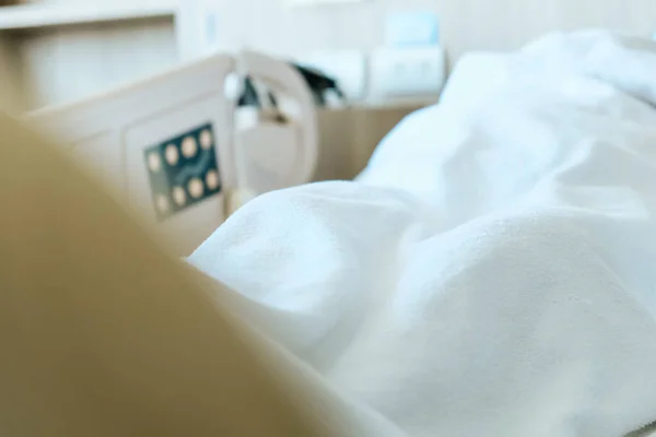 病院の高齢患者との患者ベッドの閉鎖 — ストック写真
