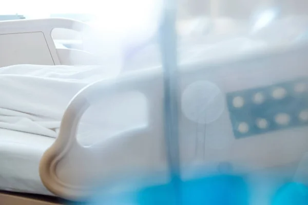 病院のベッドの背景にある高齢患者の抽象的なぼかし — ストック写真