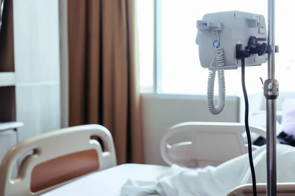 老年患者输液泵在医院病床上的图像 — 图库照片