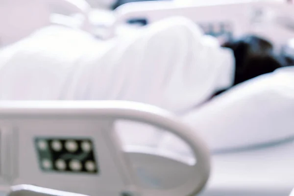 病院のベッドの背景にある高齢患者の抽象的なぼかし — ストック写真