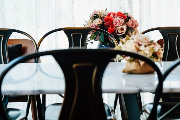 Eleganti Dettagli Decorazione Domestica Tavolo Splendidamente Decorato Con Fiori — Foto Stock