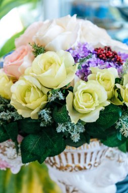 Çiçek arkaplan. Renkli suni çiçekler.