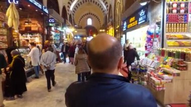 1664 yılında inşa edilen Baharat Pazarı, İstanbul 'un sayısız baharat, Türk lezzeti, havyar, kurutulmuş fındık ve daha fazlasını sunan en renkli pazarlarından biri..