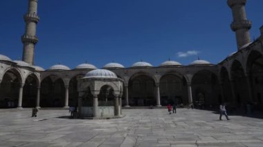 Sultanahmet Meydanı (Sultanahmet Meydani), İstanbul 'un eski tarihi mahallesidir. İstanbul 'un en tarihi eserlerinden bazıları burada..
