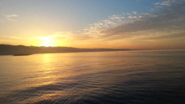 Türkiye 'nin Trabzon Denizi üzerinde gün batımı.